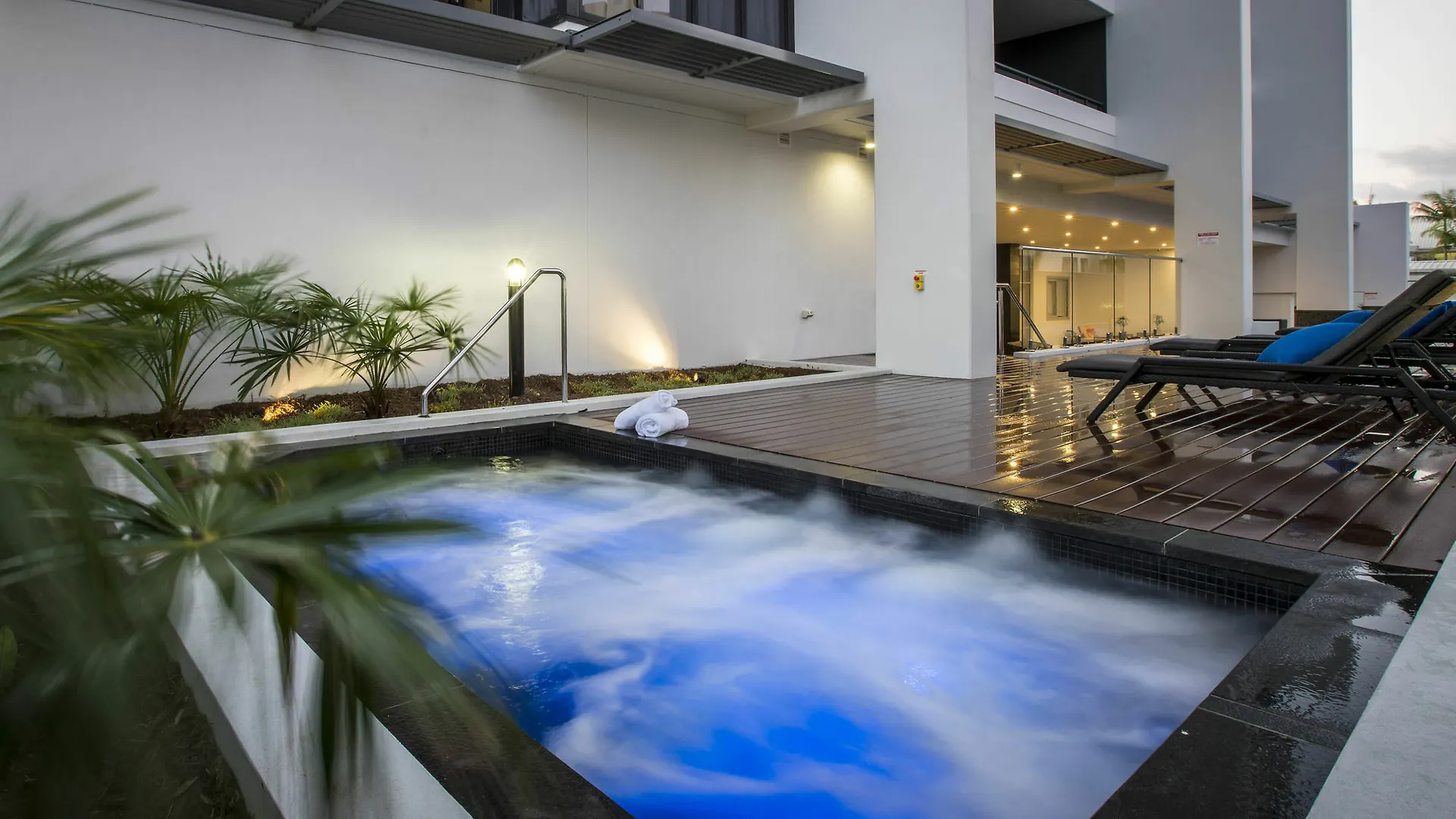 Synergy Broadbeach - Official Gold Coast 4*,